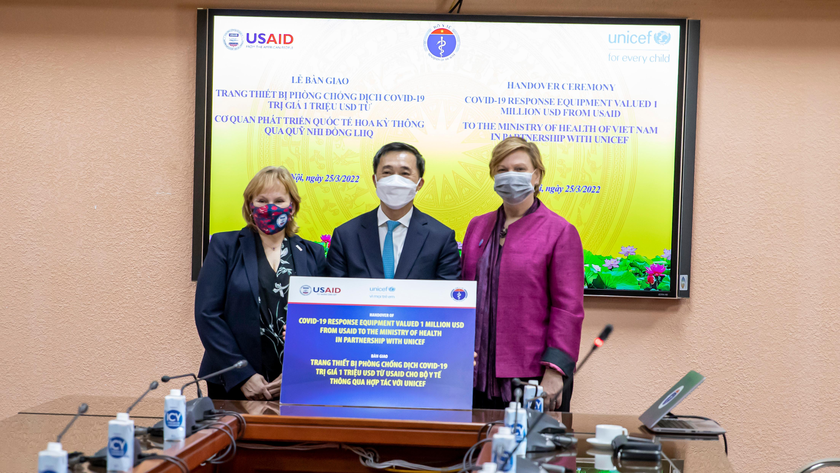 Việt Nam nhận bàn giao vật tư y tế chống dịch.