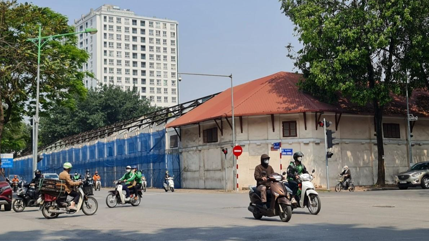 Việc tháo gỡ tòa nhà ở khu đất số 61 phố Trần Phú phải tạm dừng thi công để các cơ quan xem xét giải quyết.