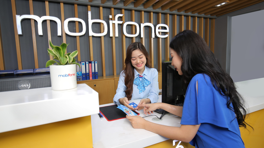 Khách hàng trải nghiệm dịch vụ của Mobifone.