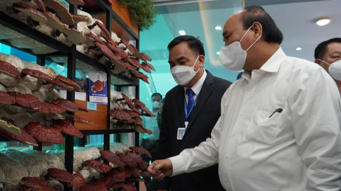 Chủ tịch nước thăm Khu nông nghiệp Công nghệ cao TP Hồ Chí Minh.