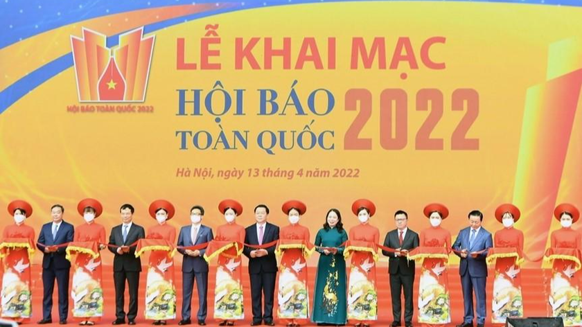 Các đại biểu cắt băng khai mạc Hội Báo toàn quốc 2022.