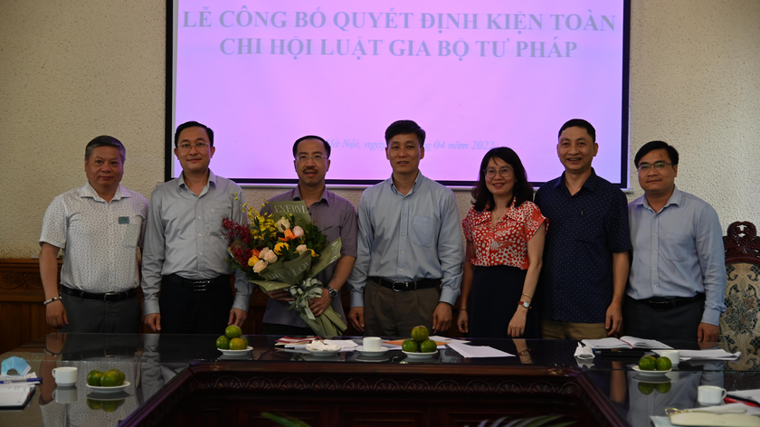 Thứ trưởng Nguyễn Khánh Ngọc và một số thành viên Ban Chấp hành Chi hội Luật gia Bộ Tư pháp.