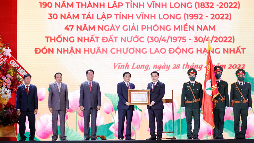 Thay mặt Lãnh đạo Đảng, Nhà nước, Chủ tịch Quốc hội Vương Đình Huệ đã trao Huân chương Lao động hạng Nhất tặng tỉnh Vĩnh Long.