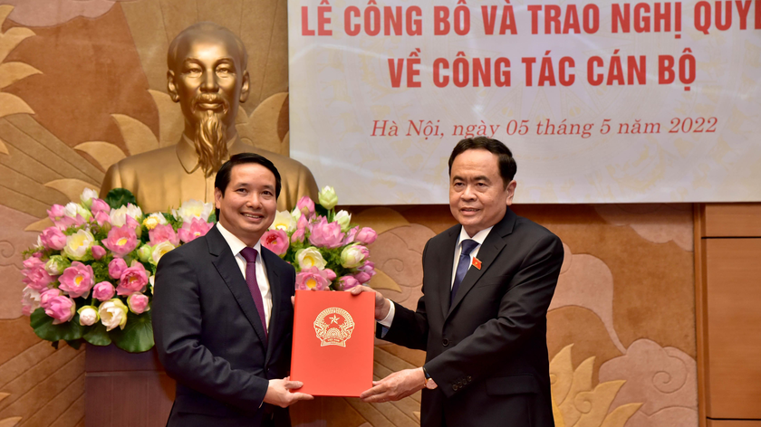 Phó Chủ tịch Thường trực QH Trần Thanh Mẫn trao Nghị quyết của UBTVQH cho ông Phạm Thái Hà.