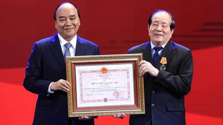 Chủ tịch nước Nguyễn Xuân Phúc trao Huân chương Độc lập hạng Nhì cho nhà thơ Hữu Thỉnh.