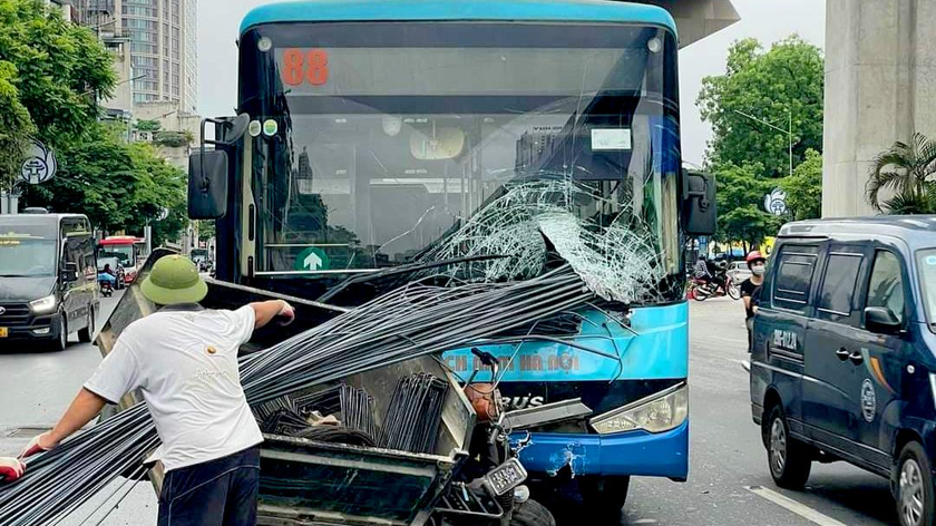 Hiện trường vụ xe ba bánh va chạm với xe buýt sáng 8/5 tại Hà Nội.