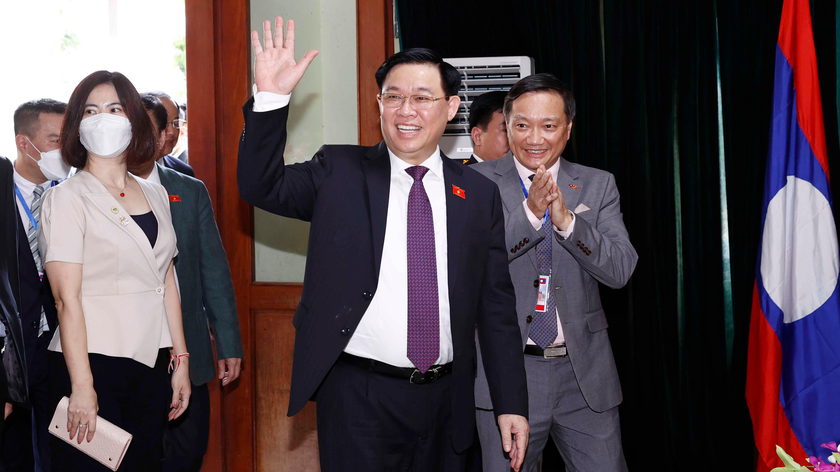 Chủ tịch Quốc hội dẫn đầu đoàn công tác dự cuộc gặp gỡ cộng đồng doanh nghiệp Việt Nam tại Lào.
