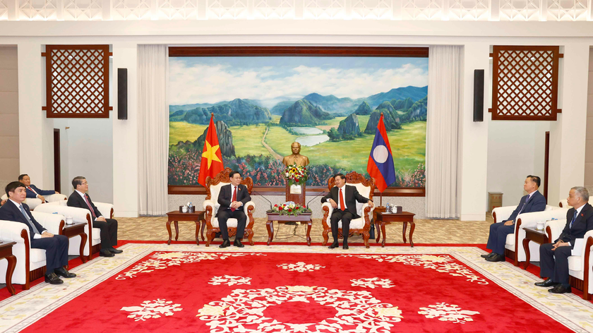 Chủ tịch Quốc hội Vương Đình Huệ chào xã giao Tổng Bí thư, Chủ tịch nước Lào Thongloun Sisoulith