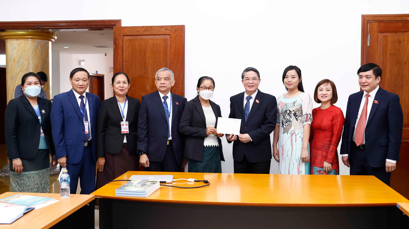 Phó Chủ tịch Quốc hội Nguyễn Đức Hải tặng quà cho lớp học tiếng Việt.