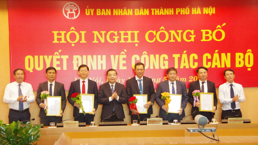 Chủ tịch UBND TP Hà Nội trao quyết định bổ nhiệm cho các cán bộ.