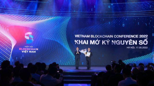 Thứ trưởng Bộ Nội vụ trao Quyết định phê duyệt thành lập Hiệp hội Blockchain Việt Nam.