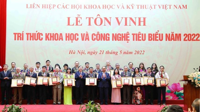 Chủ tịch nước Nguyễn Xuân Phúc và TSKH Phan Xuân Dũng trao tặng biểu trưng và bằng khen cho các cá nhân tiêu biểu.