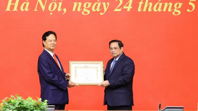 Thay mặt Lãnh đạo Đảng, Nhà nước, Thủ tướng Phạm Minh Chính trao Huy hiệu 55 năm tuổi Đảng cho nguyên Thủ tướng Nguyễn Tấn Dũng.