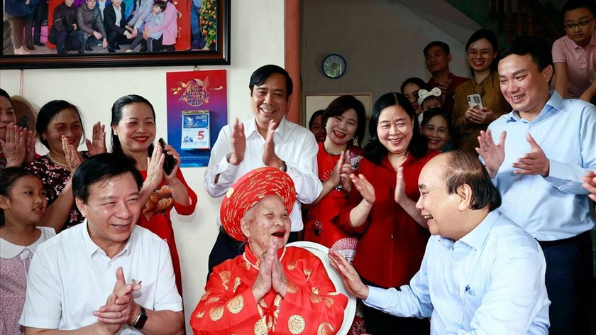 Chủ tịch nước Nguyễn Xuân Phúc thăm hỏi, tặng quà cụ Phạm Thị Lứu.