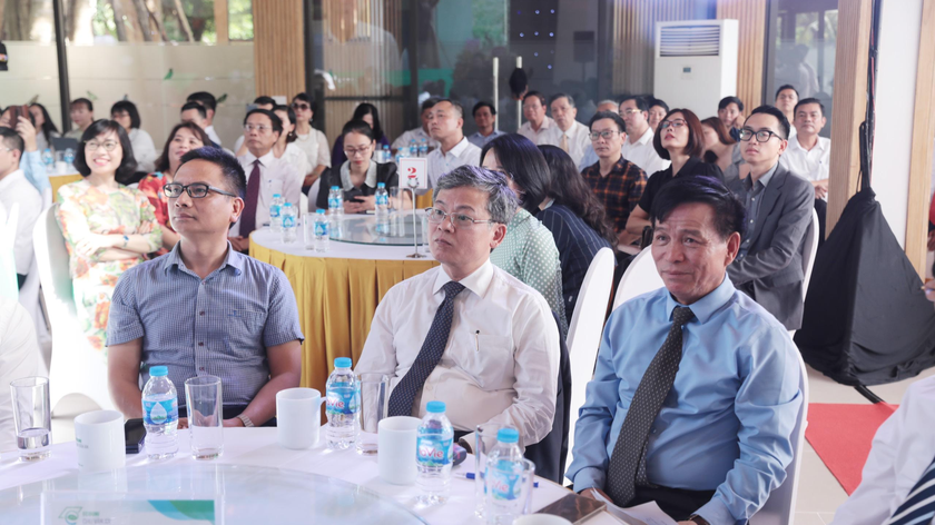 Đại diện lãnh đạo tỉnh Hưng Yên và lãnh đạo Nhà trường cùng các đại biểu dự buổi Lễ.