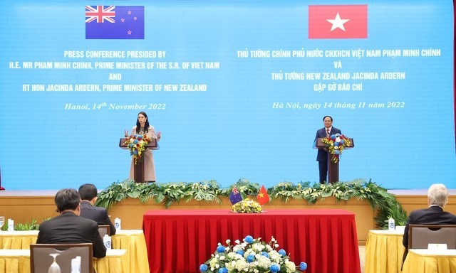 Hai Thủ tướng Việt Nam - New Zealand gặp gỡ báo chí sau hội đàm.