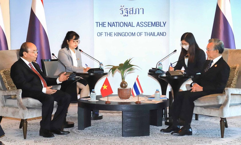 Chủ tịch nước Nguyễn Xuân Phúc hội kiến Chủ tịch Quốc hội Thái Lan Chuan Leekpai.