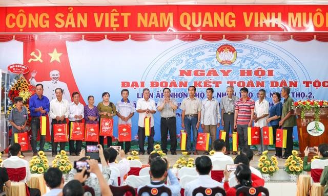 Thủ tướng tặng quà người dân TP Cần Thơ nhân Ngày hội đại đoàn kết.