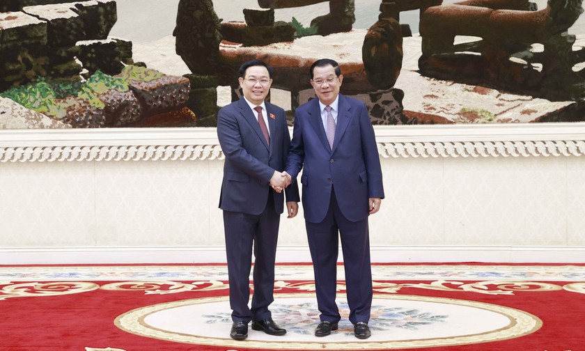 Chủ tịch Quốc hội Vương Đình Huệ hội kiến với Thủ tướng Hun Sen.