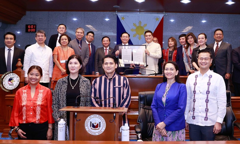 Chủ tịch Thượng viện Philippines Juan Miguel Zubiri trân trọng trao bản Nghị quyết 26 cho Chủ tịch Quốc hội Vương Đình Huệ.