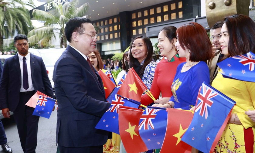 Chủ tịch Quốc hội Vương Đình Huệ với đại diện cộng đồng người Việt tại New Zealand tại lễ đón. 