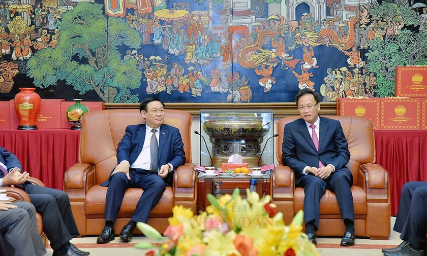 Chủ tịch Quốc hội Vương Đình Huệ nghe lãnh đạo tỉnh Hưng Yên báo cáo tình hình kinh tế - xã hội.
