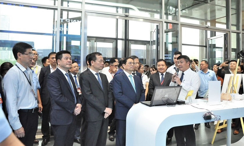 Thủ tướng Chính phủ Phạm Minh Chính và lãnh đạo các bộ, ngành tới tham quan khu vực trình diễn các giải pháp số của VNPT tại Industry 4.0 Summit 2023. (Ảnh: Phạm Hưng)