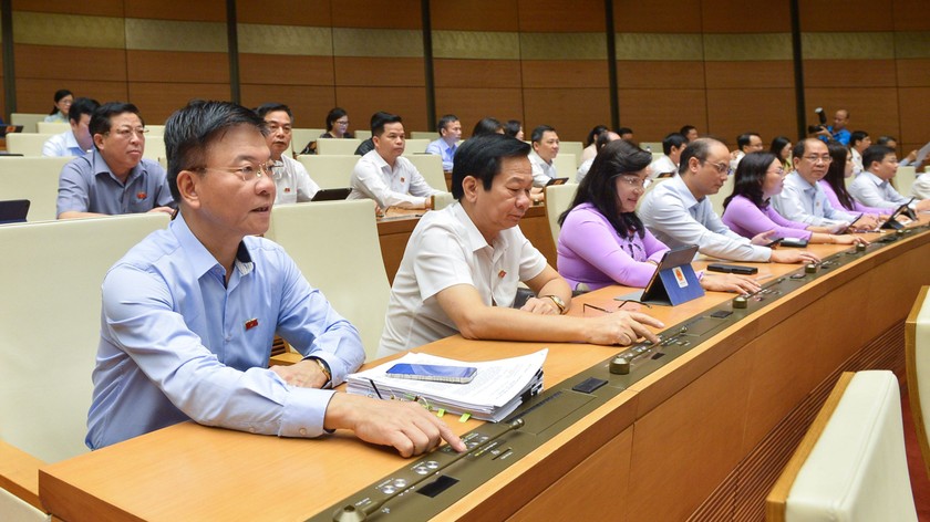 Bộ trưởng Bộ Tư pháp Lê Thành Long cùng các đại biểu bấm nút biểu quyết thông qua Luật.