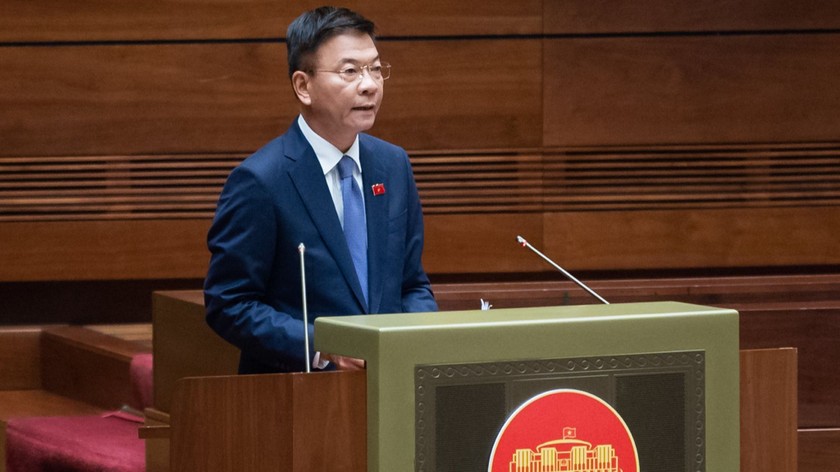 Bộ trưởng Bộ Tư pháp Lê Thành Long trình bày Tờ trình. (Ảnh: Quochoi.vn)