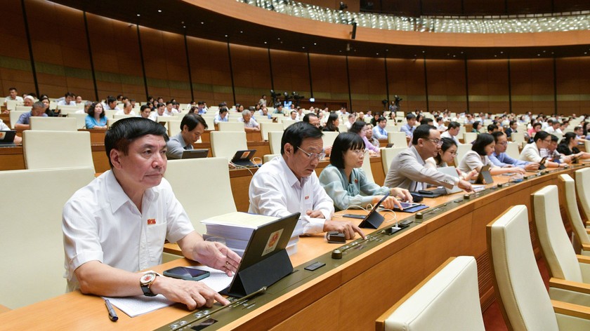 Các đại biểu bấm nút thông qua Nghị quyết. (Nguồn ảnh: Quochoi.vn)