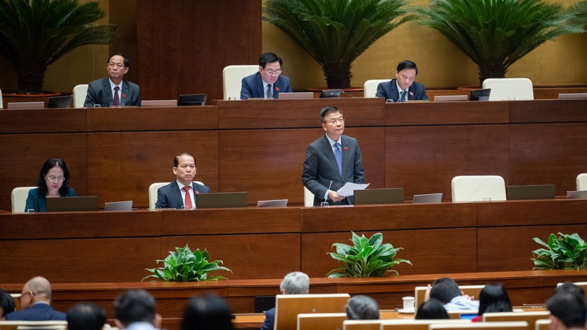 Bộ trưởng Lê Thành Long giải trình tại phiên thảo luận hội trường về dự án Luật Thủ đô (sửa đổi). (Nguồn ảnh: Quochoi.vn)