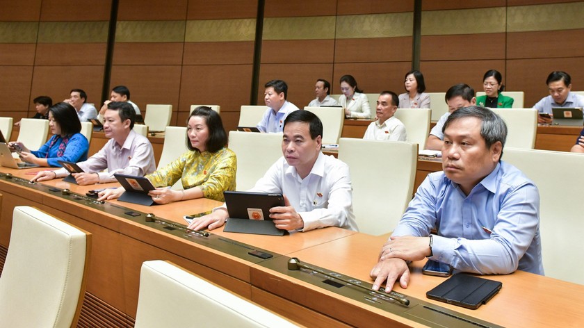 Các đại biểu bấm nút thông qua Luật Kinh doanh bất động sản (sửa đổi). (Nguồn ảnh: Quochoi.vn)