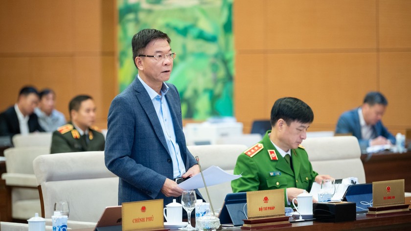 Bộ trưởng Lê Thành Long trình bày báo cáo tổng hợp. (Ảnh: Phạm Thắng)