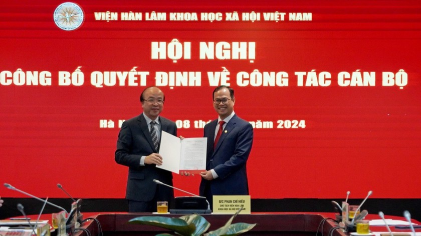Chủ tịch Viện hàn lâm Phan Chí Hiếu trao quyết định cho ông Đỗ Xuân Lân. (Ảnh: Thái Hà)