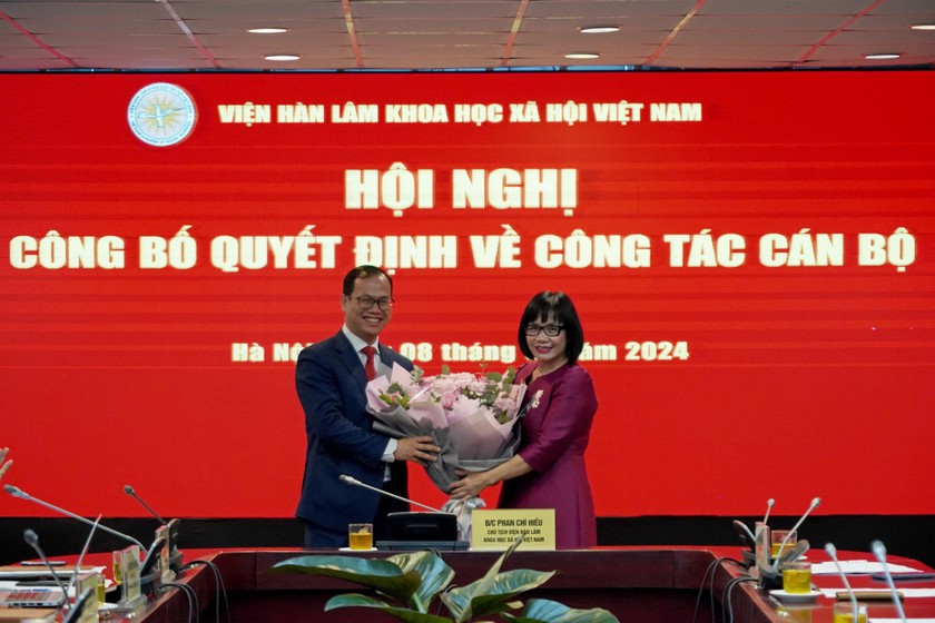 Thứ trưởng Đặng Hoàng Oanh tặng hoa chúc mừng đồng chí Đỗ Xuân Lân.