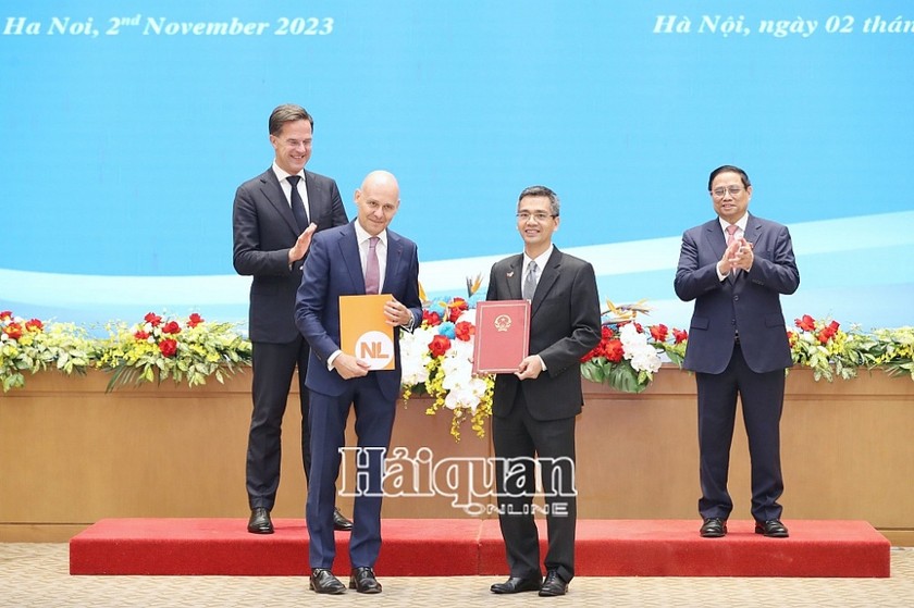 Thứ trưởng Bộ Tài chính Võ Thành Hưng và Đại sứ Hà Lan tại Việt Nam Kees van Baar trao đổi Thỏa thuận về việc thực hiện Hiệp định giữa Việt Nam và Hà Lan về hợp tác và hỗ trợ hành chính lẫn nhau trong lĩnh vực hải quan. (Ảnh: haiquanonline.vn)