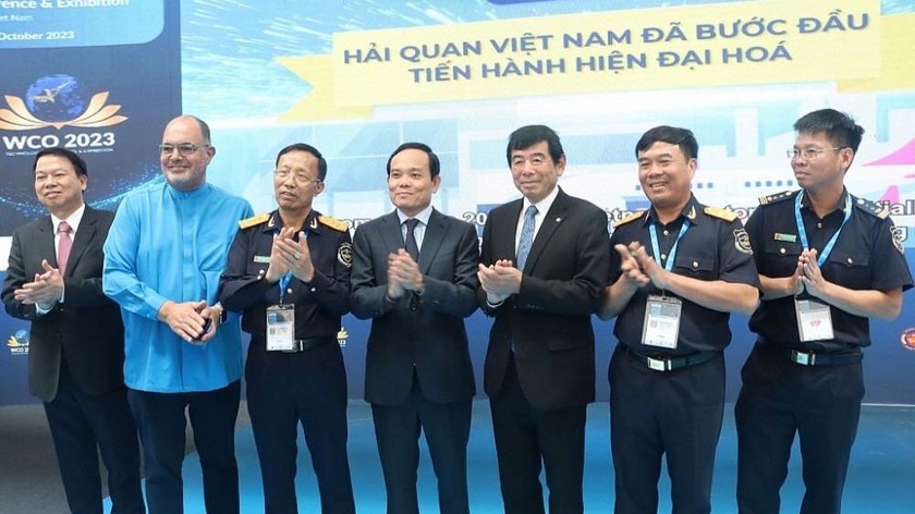 Phó Thủ tướng Trần Lưu Quang và các đại biểu tham dự Hội nghị và Triển lãm công nghệ năm 2023 của WCO do Hải quan Việt Nam đăng cai tổ chức tháng 10/2023. (Ảnh: PV)