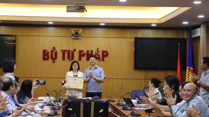 Thứ trưởng Nguyễn Thanh Tịnh trao Bằng khen của Bộ trưởng Bộ Tư pháp cho bà Lương Thị Vân Anh. (Ảnh: PV)
