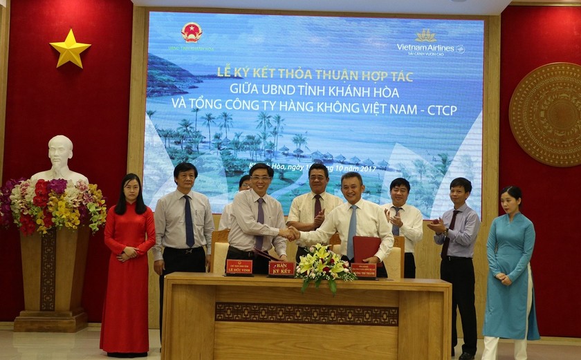 Ông Lê Đức Vinh, Chủ tịch UBND tỉnh Khánh Hòa và ông Dương Trí Thành, Tổng giám đốc Vietnam Airlines ký kết thỏa thuận hợp tác