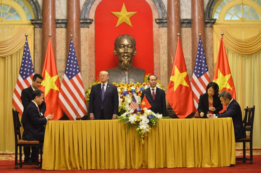 Lễ ký kết giữa Vietnam Airlines và PW dưới sự chứng kiến của Chủ tịch nước Trần Đại Quang và Tổng thống Mỹ Donald Trump 