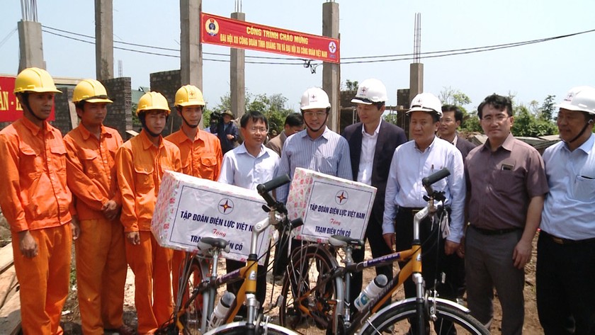 Đoàn công tác của EVN trao xe đạp địa hình phục vụ công tác cho công nhân điện lực Quảng Trị