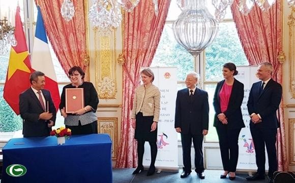 Hai lãnh đạo cấp cao của Việt Nam và Pháp chứng kiến Lễ ký kết và trao Hợp đồng giữa TGĐ Vietnam Airlines và Phó TGĐ AFI KLM E&M 