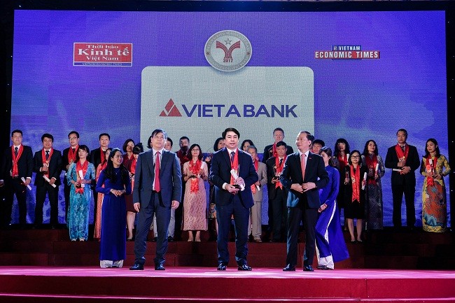 Ông Nguyễn Văn Hảo – Tổng Giám Đốc VietABank trên bục vinh danh Thương hiệu mạnh Việt Nam