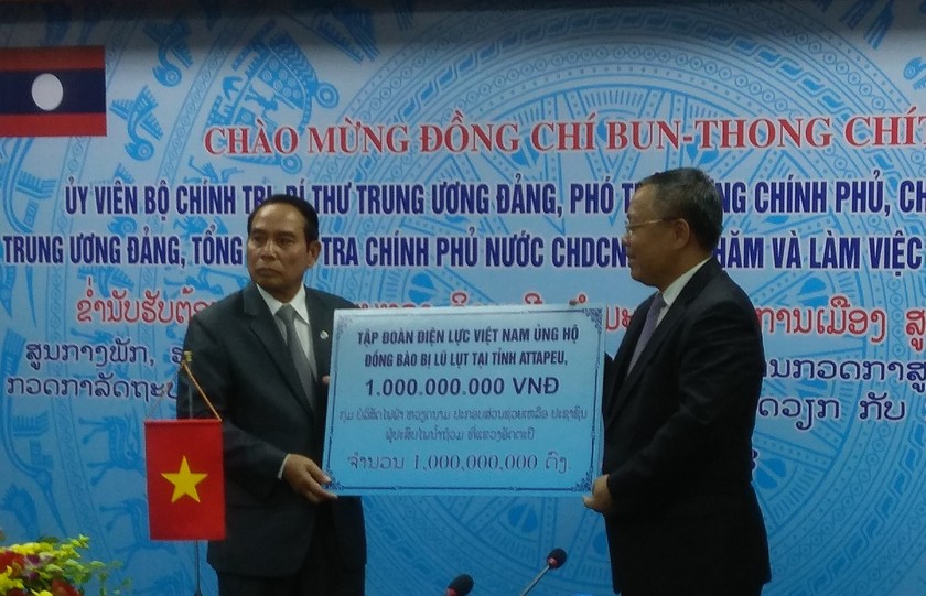 Tập đoàn điện lực Việt Nam chia sẻ với những người dân của đất nước Lào