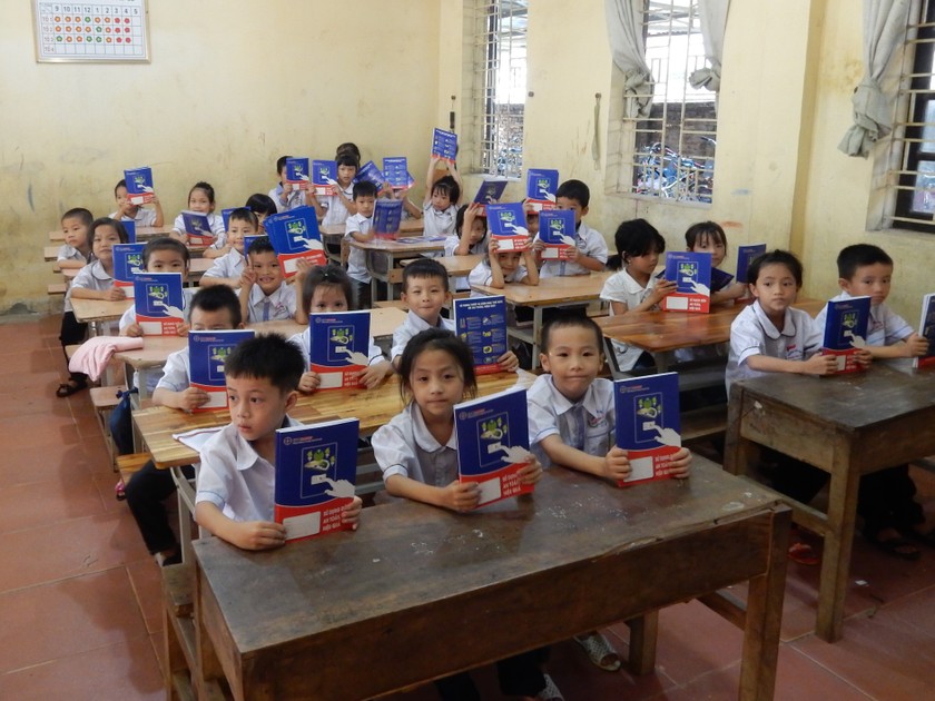 Học sinh tiểu học hân hoan đón nhận những cuốn vở mới từ EVN HANOI
