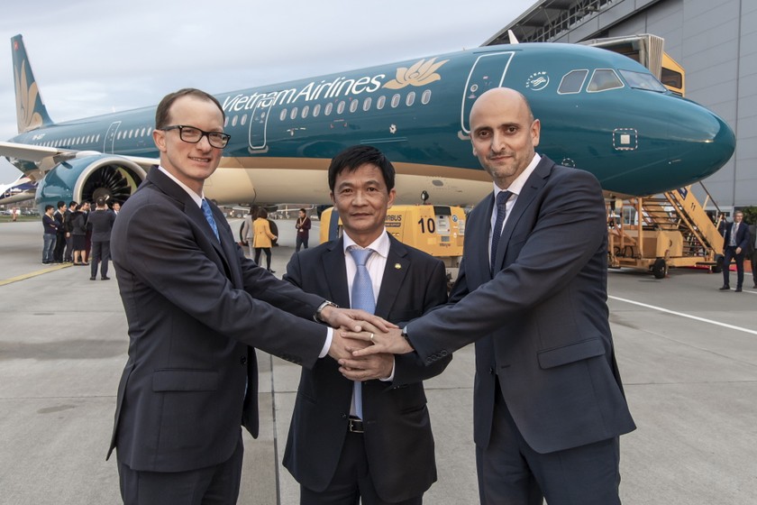 Phó Tổng giám đốc Vietnam Airlines Nguyễn Thái Trung nhận lời chúc mừng chiếc A321neo đầu tiên gia nhập đội bay của Vietnam Airlines. 