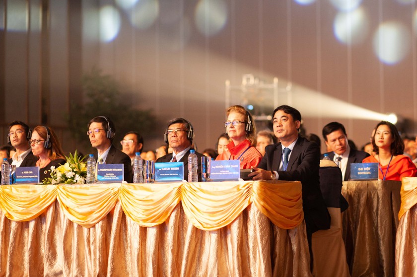 Chủ tịch HĐQT Vietcombank (bìa phải) tham gia Ngày hội như một cam kết mạnh mẽ Vietcombank sẽ đồng hành cùng khởi nghiệp quốc gia