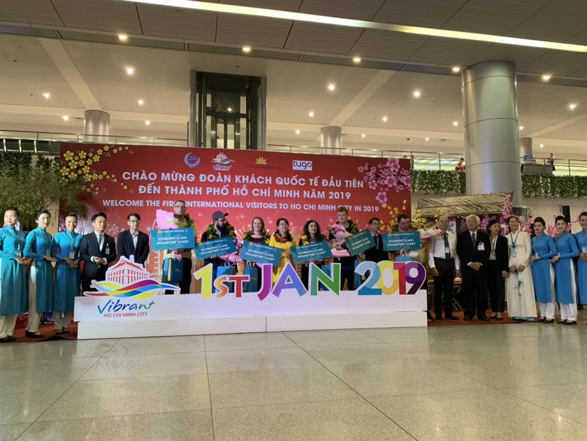 Đón đoàn khách quốc tế đầu tiên đến sân bay Tân Sơn Nhất 