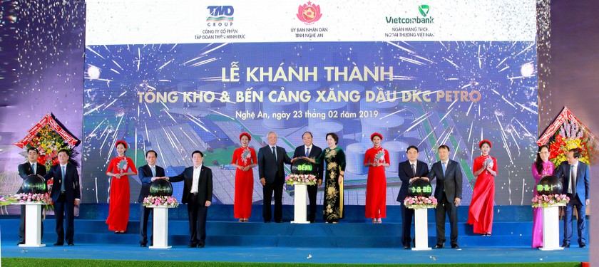 Thủ tướng Chính phủ Nguyễn Xuân Phúc, ông Nghiêm Xuân Thành (Chủ tịch HĐQT Vietcombank, ngoài cùng bên trái) cùng các đại biểu thực hiện nghi thức khánh thành Tổng kho và bến cảng xăng dầu DKC Petro 