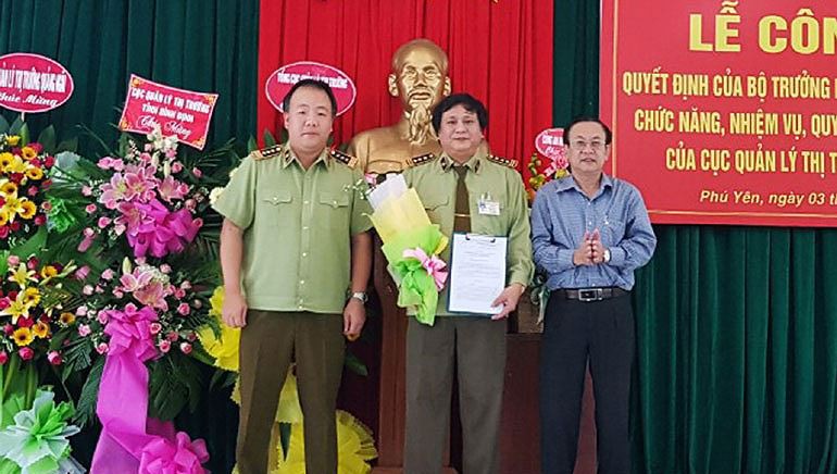 Ông Huỳnh Trang (ở giữa) là Cục trưởng Cục QLTT đầu tiên được bổ nhiệm chính thức